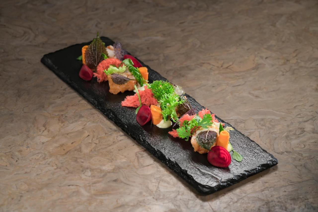 Vinpearl Resort & Spa Phu Quoc Exterior foto A salad on a slate plate