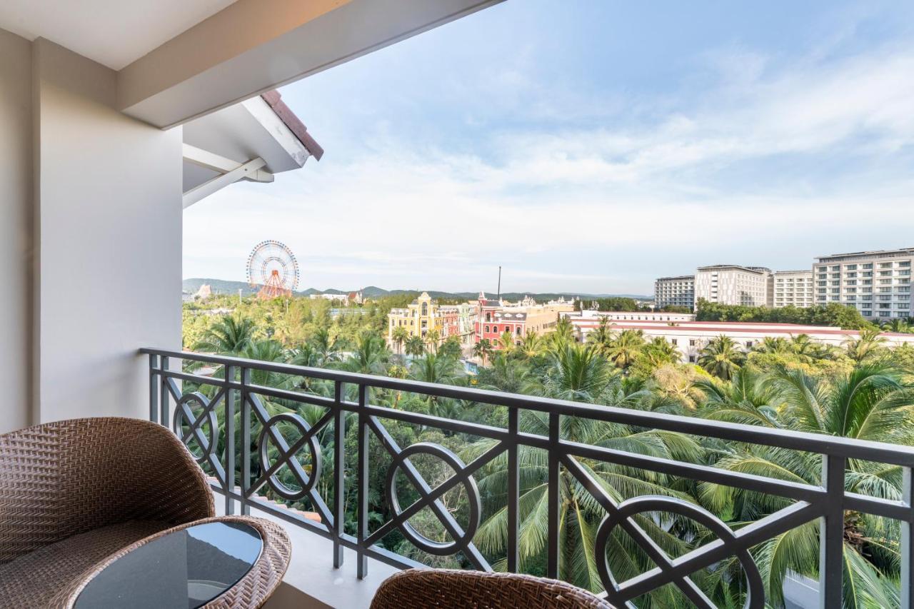 Vinpearl Resort & Spa Phu Quoc Exterior foto View of the Sunway Lagoon Ferris Wheel from the balcony of a hotel room